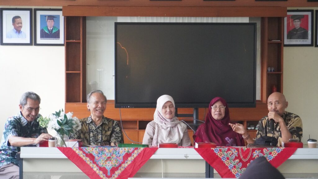 Pemberian bantuan Pendidikan bagi Putra/Putri Tenaga Kependidikan DITSL dari alumni Ilmu Tanah angkata 15, Kamis, 29 April 2026